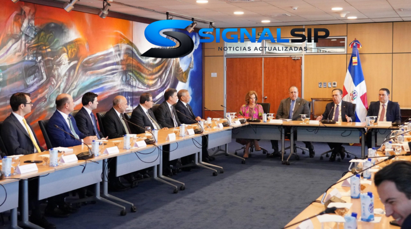 1-Valdez Albizu, Magín Díaz y Sanz Lovatón analizan la economía con los directores ejecutivos de los bancos comerciales.