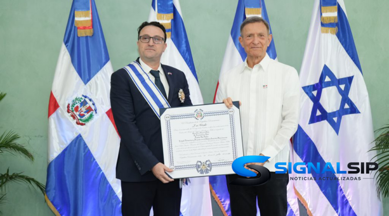 El canciller Roberto Álvarez entregó el galardón al embajador de Israel luego de cumplir su misión diplomática en el país.