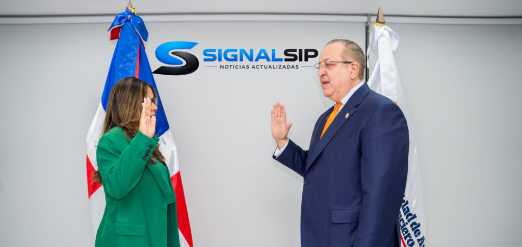Magín Díaz toma juramento a Aileen Guzmán, quien asume nuevamente la dirección de la Unidad de Análisis Financiero