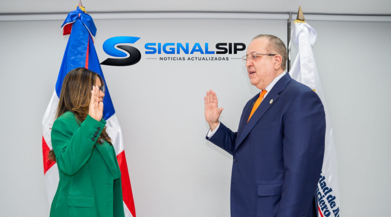 Magín Díaz toma juramento a Aileen Guzmán, quien asume nuevamente la dirección de la Unidad de Análisis Financiero